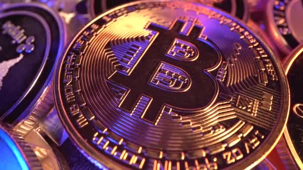 Macro Bitcoin BTC con luce al neon oro e blu con molti riflessi. Dimezzo. Estrazione. Criptovaluta. Denaro del futuro — Video Stock