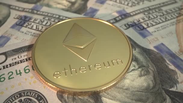Emas populer uang digital Etherium ETH pada tagihan dolar Amerika. Ini berputar di atas meja. Mata uang masa depan — Stok Video
