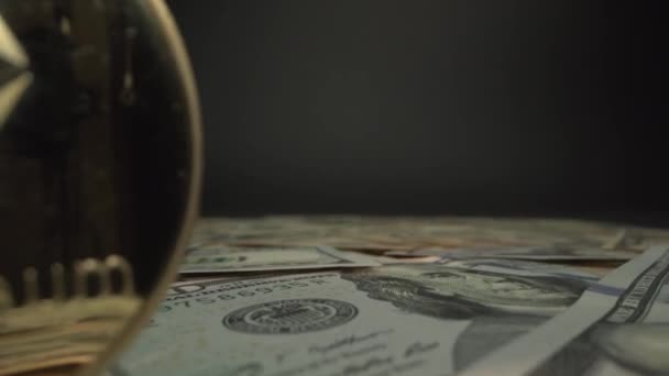 Низкоугольный снимок более 100 долларов США купюр и золотой криптографической монеты Etherium от Laowa 24 мм объектив зонда — стоковое видео