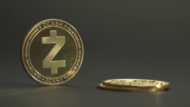 Cryptocoin ZCASH di permukaan abu-abu. Tangan Mans menempatkan beberapa koin emas di atas meja. Berdagang di pasar. Koin digital — Stok Video