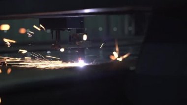 Su jeti metalürjik bir fabrikayı kesiyor. Süper Yavaş çekim alçak açı çekimi. Kamera hareketli 100 fps