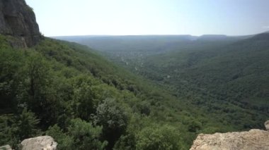 Vadiden doğadaki devasa dikey kayalara kadar. Güneşli bir gün. Seyahat veya belgesel videoları için harika