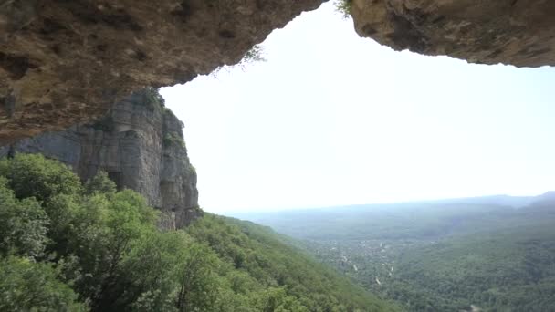 Ağaçlı derin kanyonu olan büyük dağlar. Yavaş panorama. Vahşi, saf doğa. Uçurum. Manzara. Tırmanma yeri. Dikey kaya. — Stok video