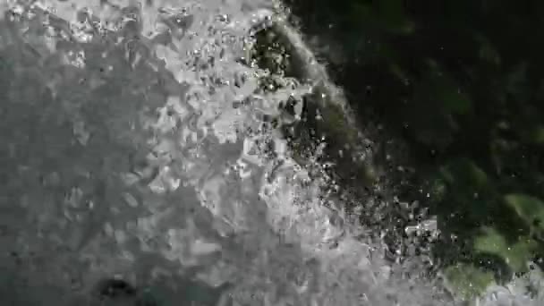 Wasserfall im freien Wald. Wassertropfen in Nahaufnahme. Hintergrund Natur — Stockvideo