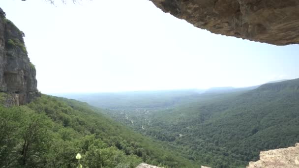 Pomalu panorama od skal k rokli s mnoha stromy a vesnicí dolů. Cliffe. Hory. Slunečný den. Příroda Wild — Stock video