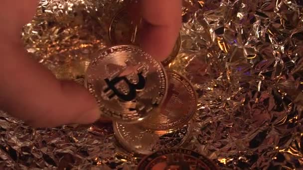 Die Krypto-Coin Bitcoin rotieren auf Gold und blau reflektieren Surfase. weiße Hand legte eine weitere Münze. Handel. Blockchain. Bergbau. Halbierung der Kryptowährung. Geld der Zukunft — Stockvideo