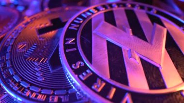 Madencilik. Litecoin, Etherium, Bitcoin yüzeyde mavi neon ve altın ışıkla döner. Şifreli paranın tek yönlü makro görüntüsü. Takas. Yarı yarıya. Engelleme zinciri. Para için. Ağ