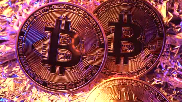 Χρυσά νομίσματα Bitcoin. Κρυπτονομίσματα, Bitcoin. BTC, Bit Coin. Τεχνολογία Blockchain, εξόρυξη Bitcoin. Μακρο-βολή. Εξόρυξη. Τα μισά. Λεφτά. Νέο χρήμα. — Αρχείο Βίντεο