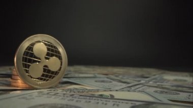 Popüler altın krupto para birimi dalgalanma birçok amerikan doları banknotlar ve gradyan ışık ile çevrili siyah arkaplan. Makro 'ya doğru ilerleyin. Madencilik. Yarı yarıya. Para