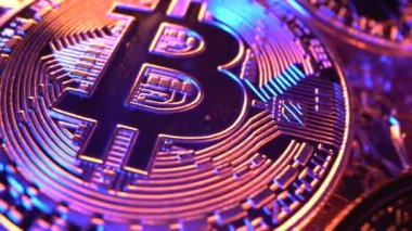 Modern bir takas yöntemi. Bitcoin ekonomi piyasasında uygun bir ödemedir. Sanal dijital para birimi ve finansal yatırım ticaret kavramı. Altın bitcoin ve satranç arka planına sahip soyut kripto para birimi