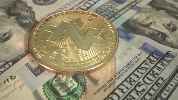 Hasil dari pertambangan. Crypto koin emas Zcash ZEC berputar di atas meja dengan seratus dolar amerika AS. Teknologi Blockchain. Mata uang masa depan — Stok Video