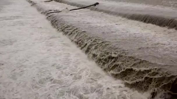 Krachtige waterstroom stroomt door de rivier door de stroomversnellingen van een waterkrachtcentrale — Stockvideo