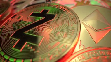 Popüler altın kriptosikkeler Zcash Etherium Bitcoin Laowa yakın objektifinden Macro 'nun yüzeyinde döner. Madencilik. Yarı yarıya. Engelleme teknolojisi.
