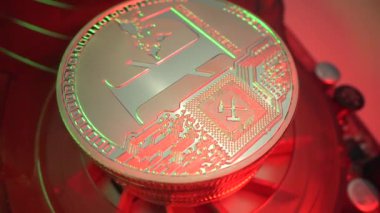 Altın kripto sikke Lite Coin grafik kartta makro çekimde döndürür. Geleceğin parası. Madencilik.
