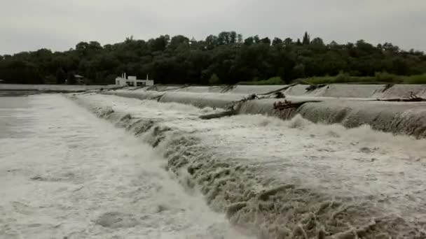 Rapide artificiali sulla via dell'acqua in una centrale idroelettrica. Colpo aereo — Video Stock