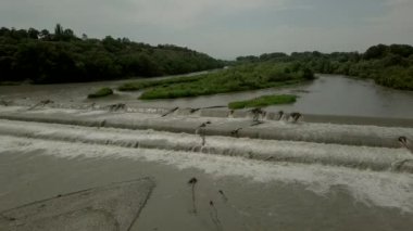 Nehirdeki güçlü su akıntısı yapay olarak oluşturulan akıntılar aracılığıyla akıntıya kapılır. Hava görüntüsü