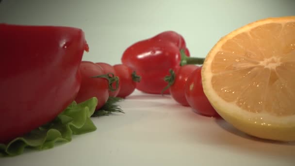 Tomates pimiento limón y verduras en la mesa. pimientos de diferentes colores se encuentran en el mostrador de la tienda de comestibles, enfoque selectivo. ensalada, tomates, verduras frescas — Vídeos de Stock