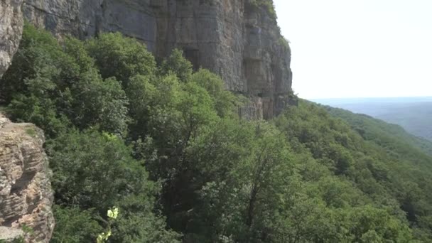 高悬崖在野外。攀登者的理想。现场无法看到的垂直全景 — 图库视频影像
