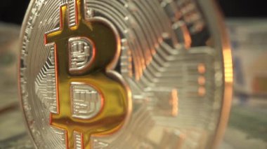 Bitcoin 'in dijital parası ve bir sürü Amerikan doları. Altın paradan Amerikan banknotlarına odaklan. Kripto para birimi, alıntılar online konsept, borsa, döviz piyasası
