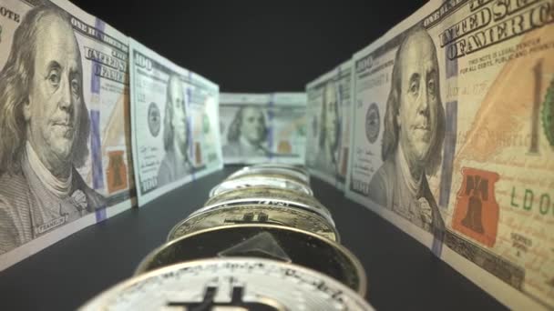 Πολλά ανερικανικά δολάρια με κρυπτονομίσματα Bitcoin, Etherium, Zcash. Μακρό κοντινό πλάνο — Αρχείο Βίντεο