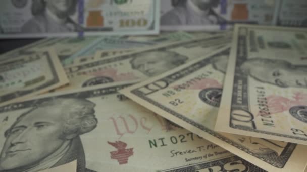 Beaucoup de dollars américains se rapprochent pour signer dollar. Projets de loi sur la table — Video