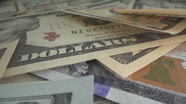 Beaucoup de dollars américains sur la table en angle étroit. Filigrane et dollar inscrit sur le billet. — Video