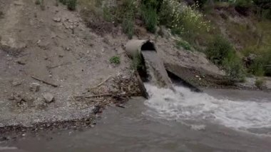 Su bir borudan kanalizasyon arıtma tesisine boşaltılır. İHA yakın çekim