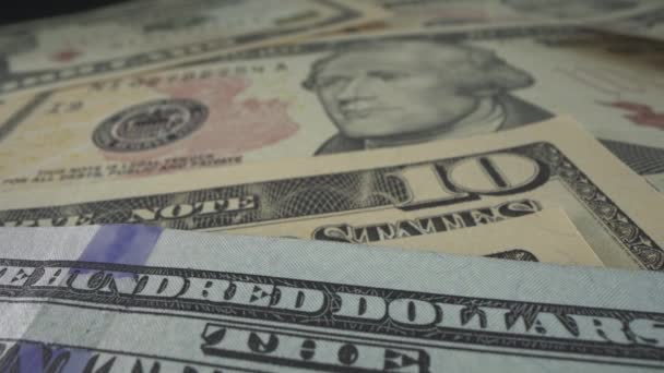 Mnoho amerických dolarů bankovky na stole. Makro s vodoznaky, nápisem, americkým prezidentem, bankovkou — Stock video