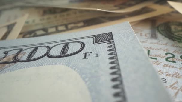 Το χαρτονόμισμα των 100 δολαρίων κλείνει με την επιγραφή ΗΠΑ και υδατογράφημα. Αμερικάνικα λεφτά. Σημαντικές επενδύσεις στον κόσμο — Αρχείο Βίντεο