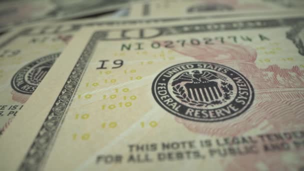 Ομοσπονδιακό σύστημα αποθεμάτων των ΗΠΑ σφραγίζει με υδατογράφημα και σημειώσεις. Αμερικανός πρόεδρος με 10 δολάρια. Μακρο-βολή. Πανόραμα. Πολλά αμερικανικά δολάρια στο τραπέζι. Ισχυρή — Αρχείο Βίντεο