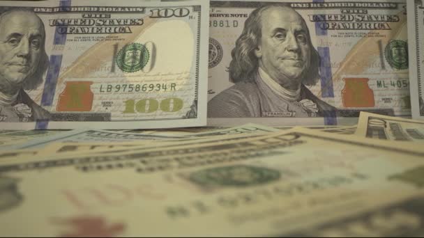 100 Amerikaanse dollars op tafel. Veel Amerikaanse biljetten. Langzaam panorama. Met Benjamin Franklin. Macro heeft geschoten. Watermerk, 4 juli teken op de rekening. Sterke munt — Stockvideo