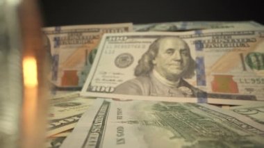 Altın dijital Kripto sikkesi Bitcoin ve 100 dolar. 100 dolarlık banknottan ana değere odaklan. Yavaş panorama. Makro atış. Kripto para birimi