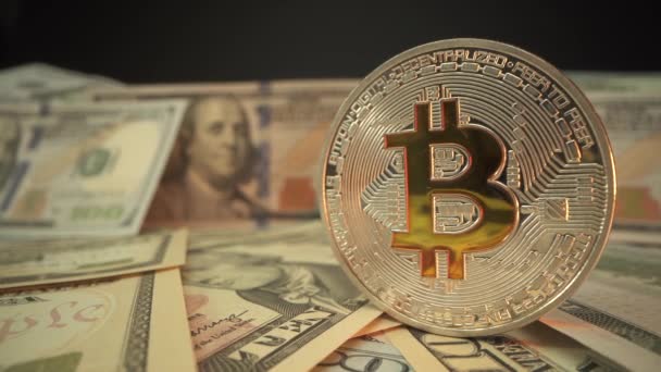 Bitcoin in primo piano in macro e molte fatture USD sullo sfondo. Panorama lento. Blockchain. Principale moneta digitale crypto contro forti soldi americani — Video Stock