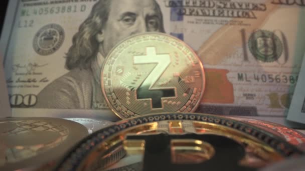 数字加密硬币ZCASH垂直与许多美圆钞票。相机返回并打开黄金比特币，以太，Ripple和许多其他加密硬币的表面。美元对新的价值。概念 — 图库视频影像