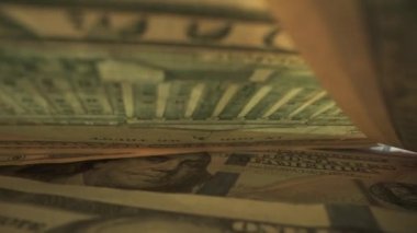 Makro çekimde yüzeyde Amerikan doları var. Birçok fatura masaya konur ve yüzeyi kaplar. Yüz dolar. Güçlü para birimi, süper makro atış. Amerikan parası, nakit. Kavram