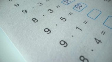 Çocuk denklemi çözer ve bir hata yapar ve sonra onu düzeltir. Öğrenci çocuk evde matematik ödevi yapıyor. Rakamları okul çocuğu yazıyor. Çocuk okuldan sonra ev ödevi yapar. Makro