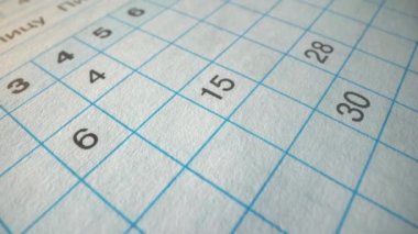 Kamera bir numaradan diğerine geçiyor. Macro planı. Okul sorunu. Ev ödevi