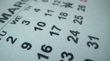 Randevu toplantısı yapmak ya da zaman çizelgesi planlama ve yaşam konseptini yönetmek için 2021 Mart tarihli beyaz takvimin üst görünümünü kapat. Adam bir günde işaret verdi. 31 Mart 'ta kırmızı kalemle.