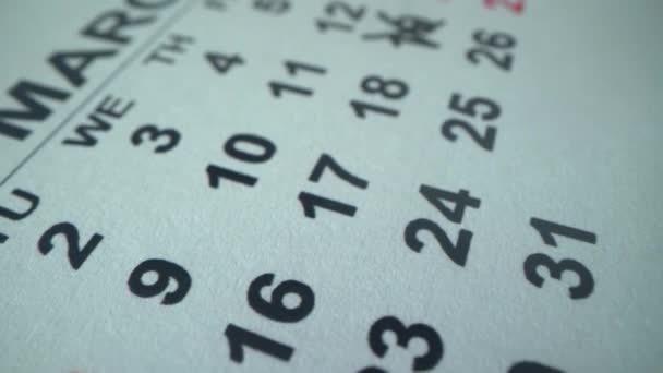 Close up top view sul calendario bianco 2021 Marzo mese di calendario per rendere appuntamento riunione o gestire il lavoro di pianificazione degli orari e concetto di vita. L'uomo fa data segno in un giorno 31 marzo con marcatore rosso — Video Stock