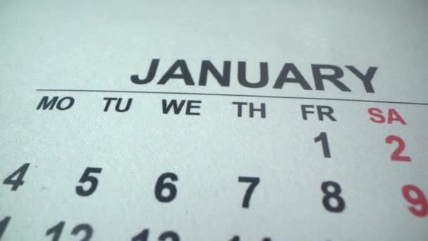 Frohes neues Jahr 2021. Business Calendar. 1. Januar. Männerkreis Urlaub mit rotem Stift. Ermahnung auf dem Zettel zum Feiern — Stockvideo