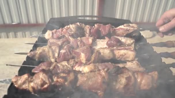 Cocinero pone pinchos con barbacoa en la parrilla — Vídeos de Stock