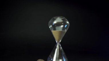 Kum saati yakın çekim. Kamera Bitcoin altın sikkeye iniyor. Engelleme teknolojisi. Madencilik