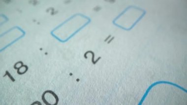 Matematik ve eğitim sınavı konseptine okul çocuğu karar veriyor. Makro çekim