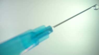 İğneli şırınga. Sonunda ölümcül bir virüsün hazırladığı bir damla var. Covid-19 konsepti. Makro ilaç iğnesi.