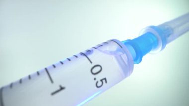 İğneli şırınga. Doktor, hastaya iğne yapmadan önce kapağı iğneden çıkarır. Coronavirüs