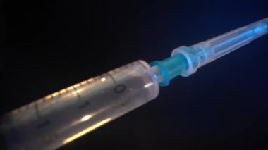 Coronavirus Aşılama Şişesi, bilim adamı doktor enjeksiyon iğnesi tarafından kullanılıyor. Doktor iğne yapmak için bir şırınga hazırla. Covid 19