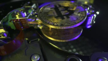 Bitcoin, bellek sürücüsü HDD 'nin yüzeyini yansıtacak şekilde döndürür. Neon ve yeşil ışık. Makro atış. Engelleme zinciri. Madencilik. Dünyanın ana şifreli para birimi..