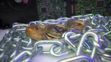 Gümüş zincir ile çevrili üç altın Bitcoin ve beyaz yüzeyde dönen Hadr Drive diski. Engelleme teknolojisi. Dijital para. Madencilik.
