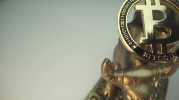 Gold Bitcoin op de top van symbool 2021 jaar. Metalen stier op wit oppervlak. Macro shot met draaiknop. Digitale munt. Blockchain technologie. Tijd is geld. — Stockvideo