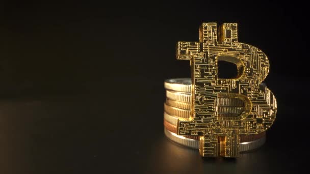 Bitcoin d'oro con molte orher monete crittografiche nella tabella. Macro shot di denaro digitale. Concetto. Panorama lento. Blockchain. Estrazione mineraria — Video Stock